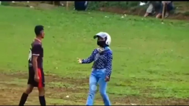 BREAKINGNEWS : VIDEO: Istri Paksa Suami Pulang saat Main Sepakbola Tarkam