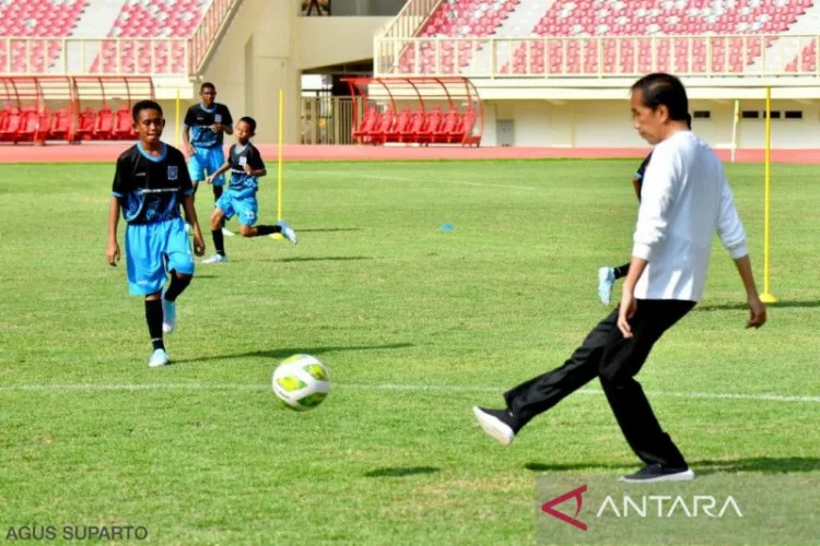 BREAKINGNEWS : Presiden Jokowi ikut main sepakbola bersama talenta Papua Football Academy