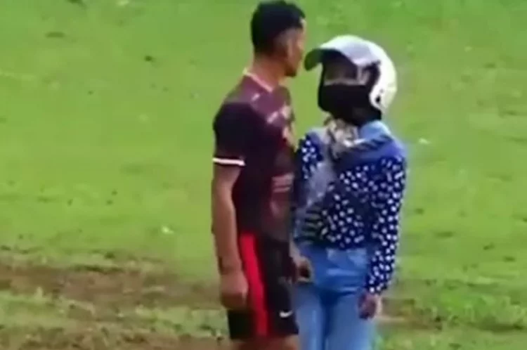 BREAKINGNEWS : Kepala Desa Beberkan Alasan Istri Berhelm Seret Suami Keluar Lapangan Sepakbola, Apa Yang Sebenarnya Terjadi?
