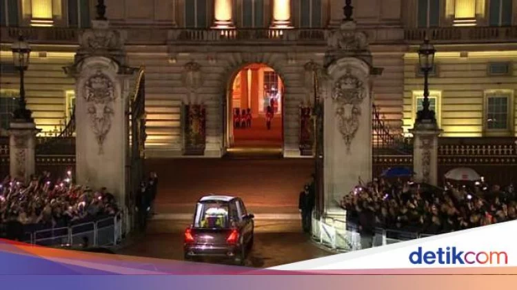 Ribuan Orang Sambut Kedatangan Jenazah Ratu Elizabeth di Istana Buckingham