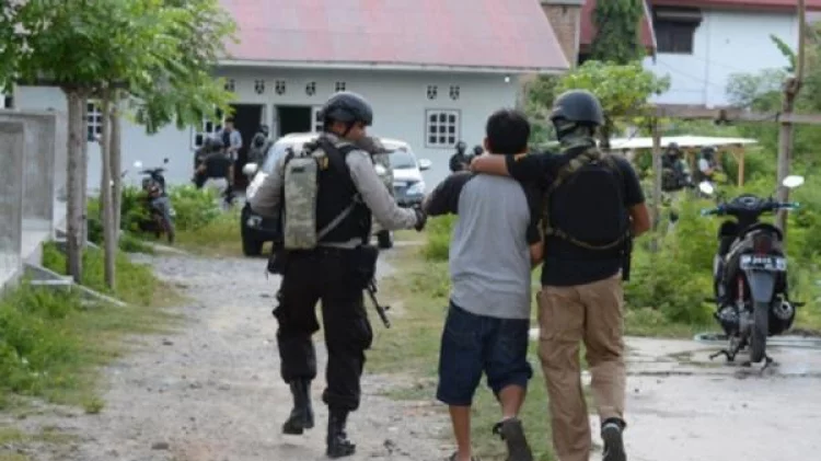 Asyik Main Judi Kartu Remi, 5 Pria Ini Ditangkap Polisi