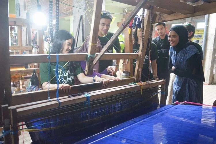 Pesona Tenun Ikat Bandar Kidul Kota Kediri Pikat Produser Film 