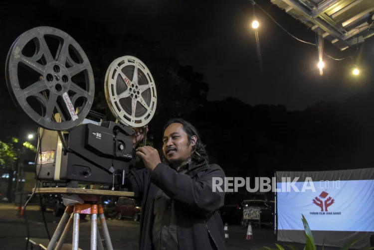 In Picture:  Nostalgia Film Layar Tancap di Kebun Seni Bandung