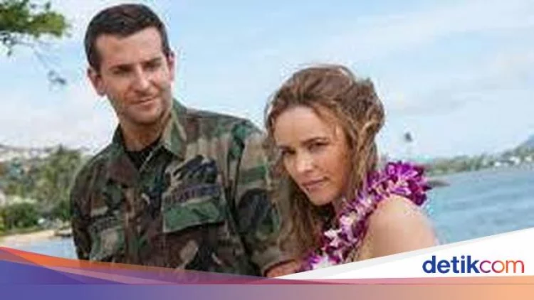 Sinopsis Film Aloha: Kisah Cinta Bradley Cooper di Hawaii
