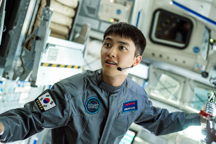 Jadi Astronaut, D.O EXO Malah Terjebak di Luar Angkasa
