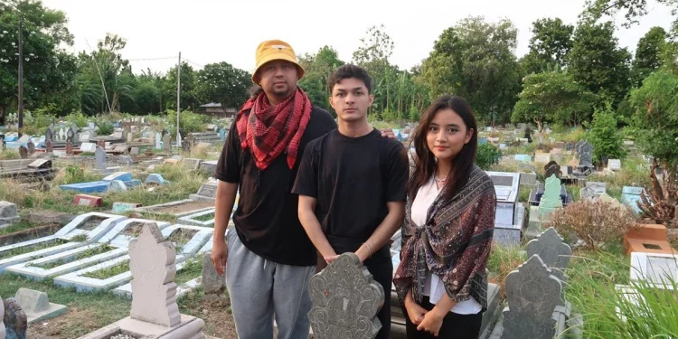 Anggy Umbara dan Nayla D. Purnama Ziarah ke Makam Vina Jelang Syuting Film Adaptasi Kisah Tragis di Cirebon