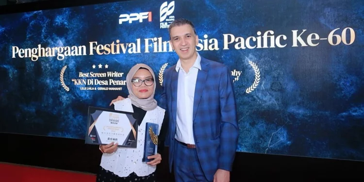 Buktikan Kualitas! 'KKN DI DESA PENARI' Raih Penghargaan Sebagai Best Screen Writer di Festival Film Asia Pasific